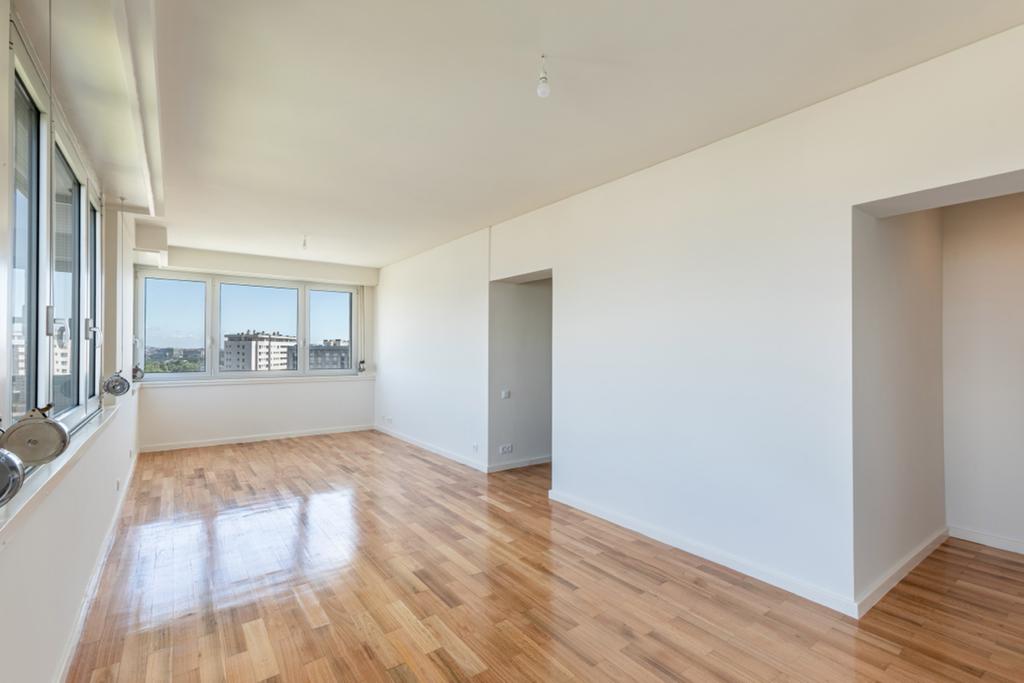 Empty living room with hardwood floors before MoveIn furnished it