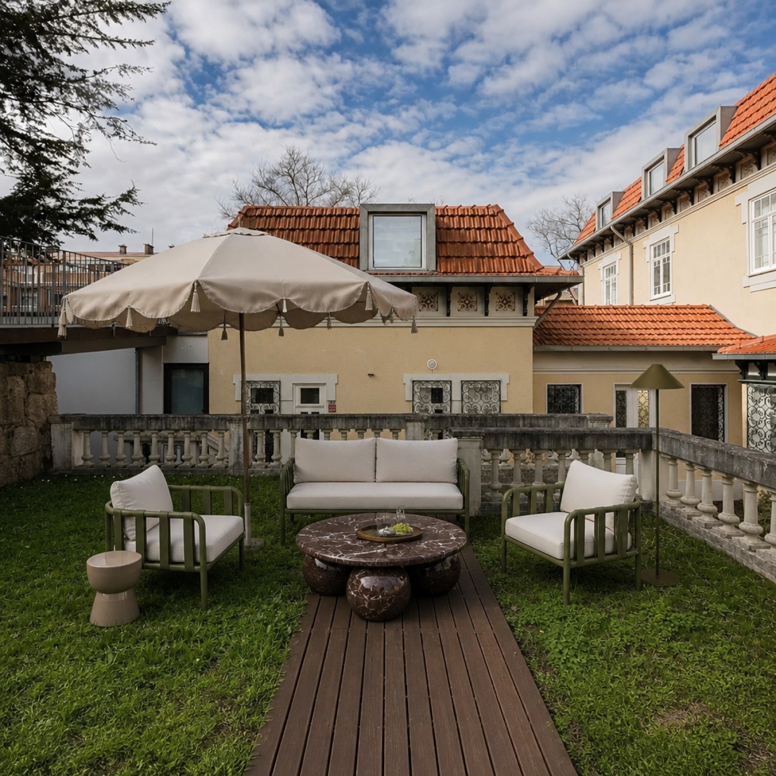 O mesmo terraço mobilado pela MoveIn, pronto a habitar